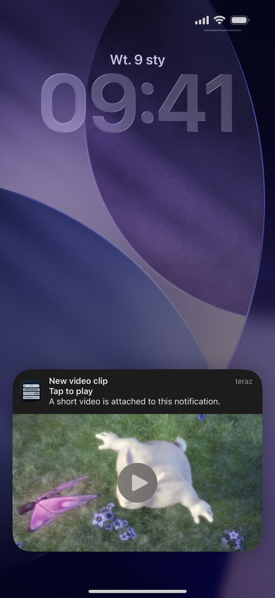 Notification with rich media attachment on the lock screen